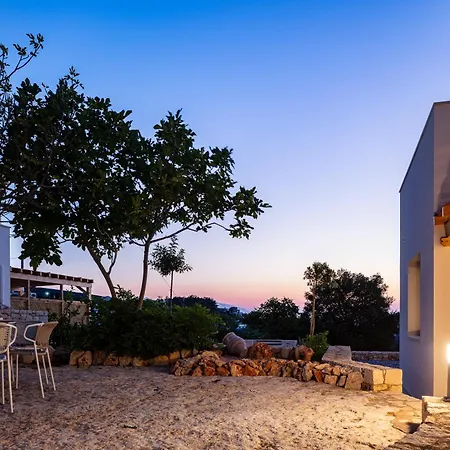 Villa Sun, Roussospiti *